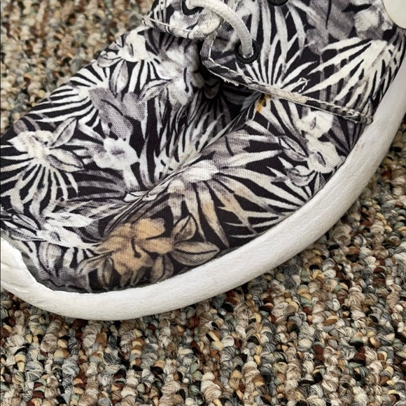 Black and white graphic Nike Roshe - Picture 6 of 6